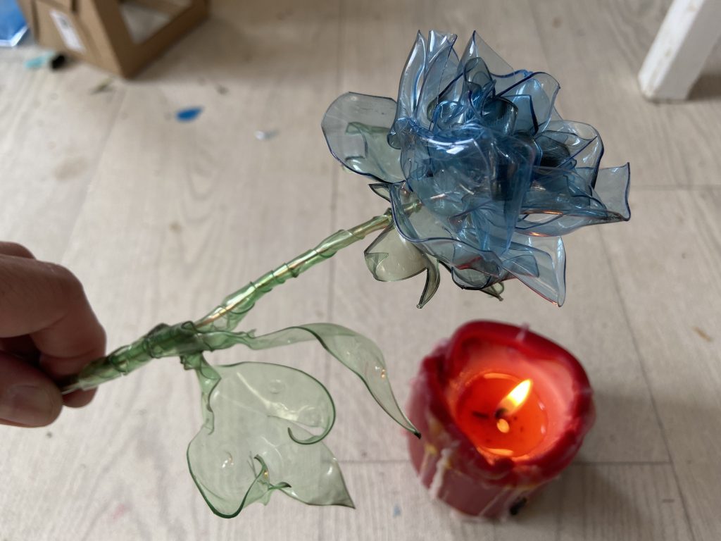comment réaliser une rose à partir d'une bouteille de plastique, rose diy, rose plastique